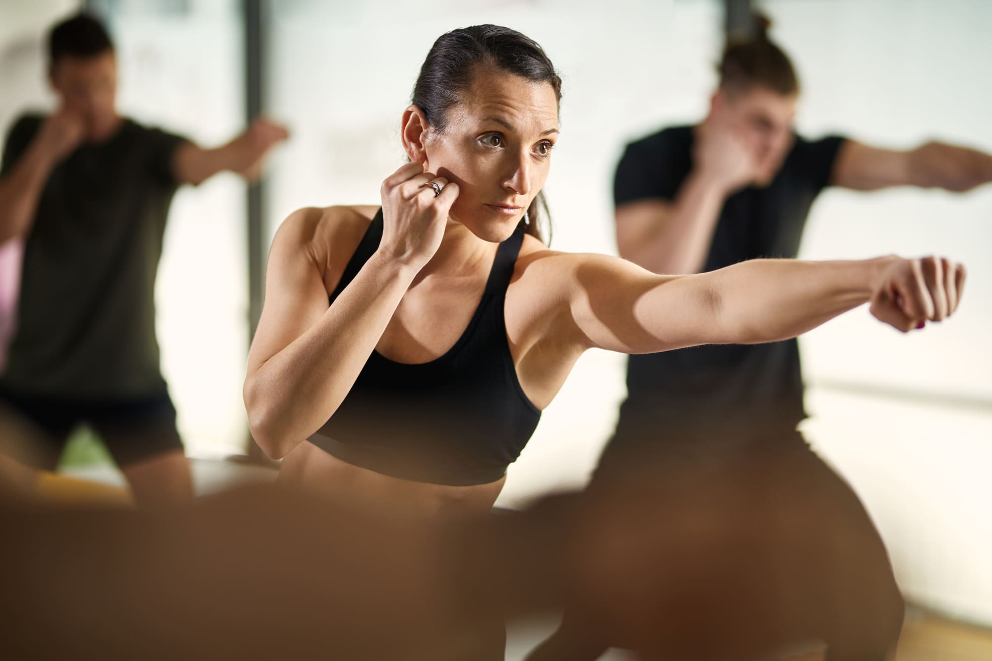 Femme athlétique en position de combat